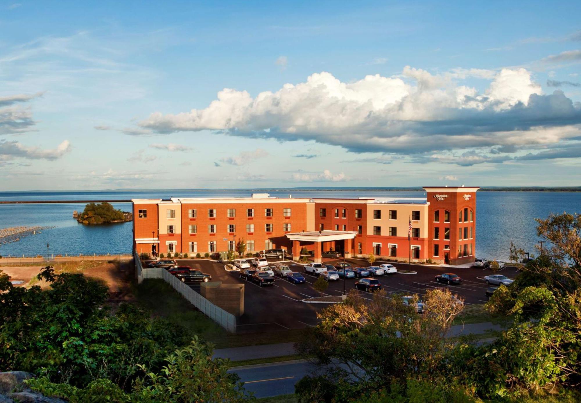 Hampton Inn Marquette-Waterfront Екстериор снимка