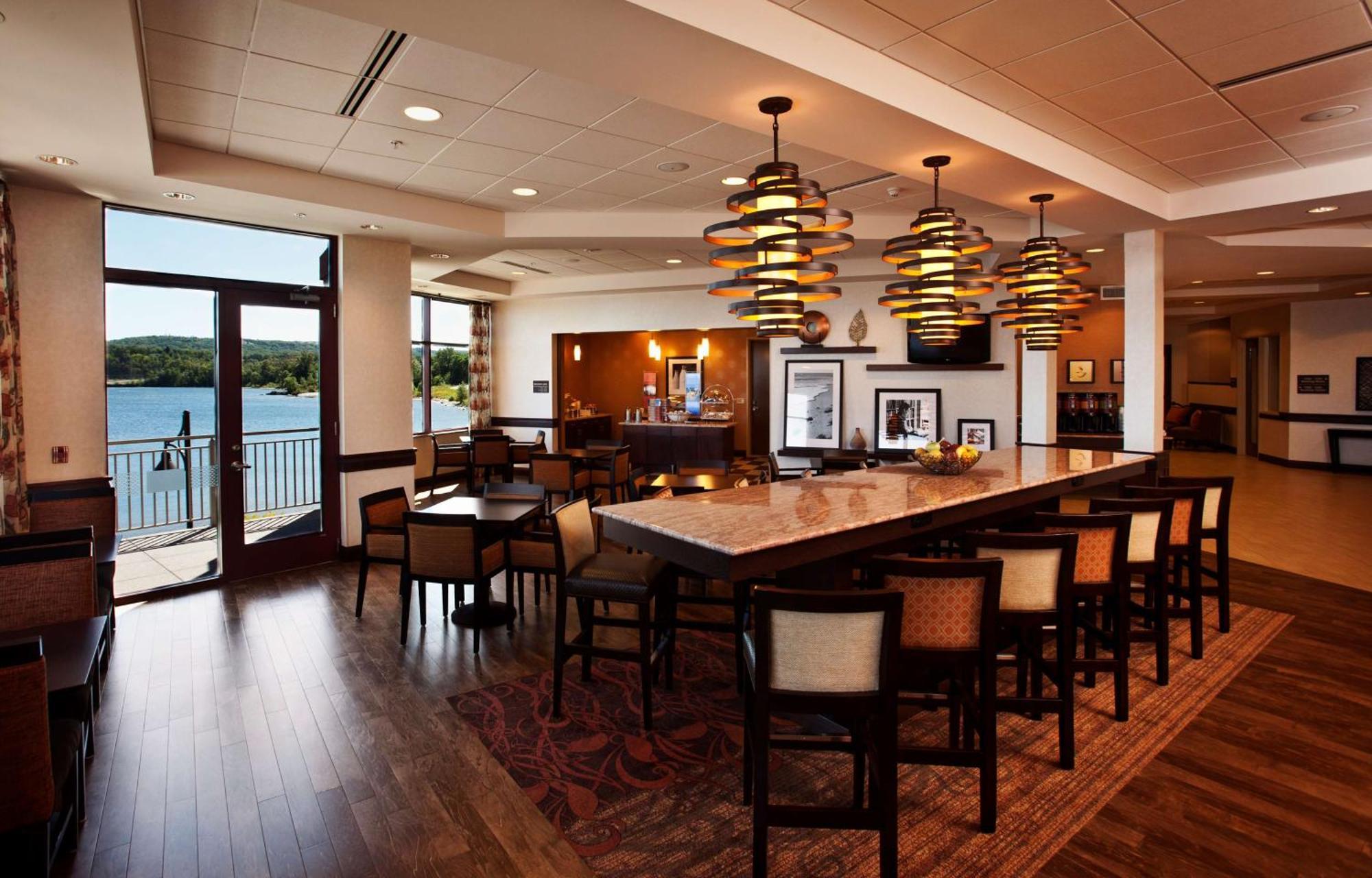 Hampton Inn Marquette-Waterfront Екстериор снимка